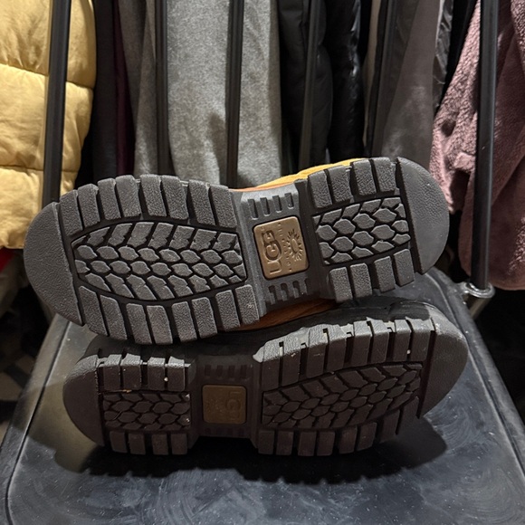 UGG Adirondack Boots - Picture 5 of 6